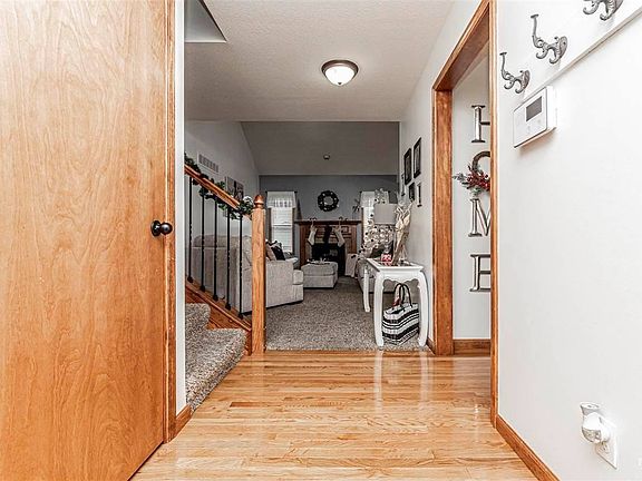 3rd image of 916 Meadowbrooke Ln