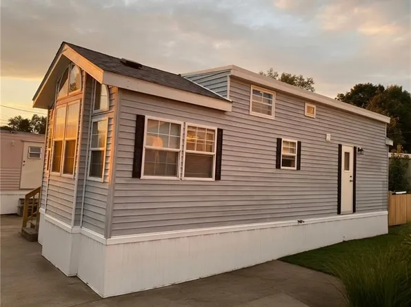 17 Stephanie Dr, Pawtucket, RI 02860