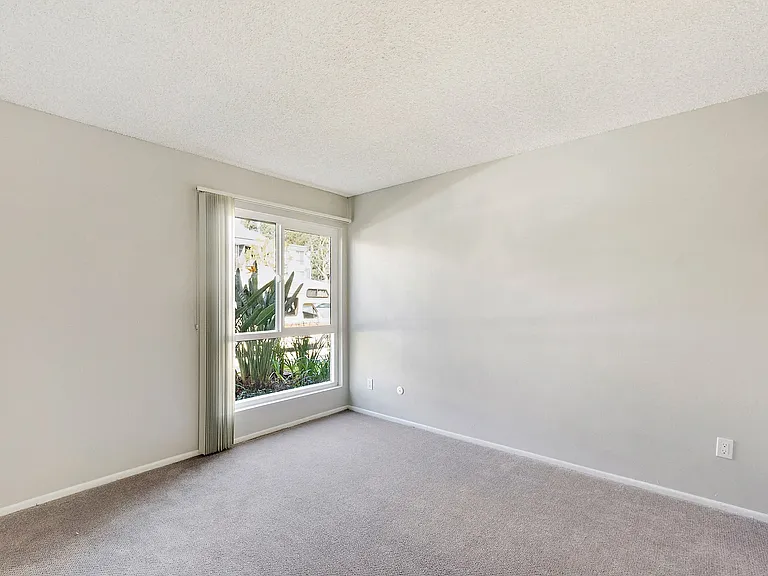 5830 Reseda Boulevard — Photo 52