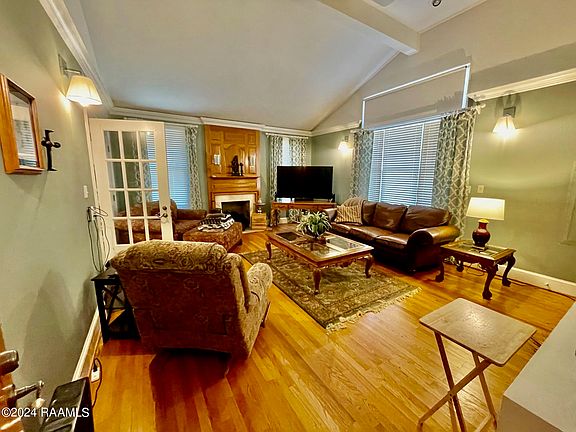 5th image of 1109 S Court St