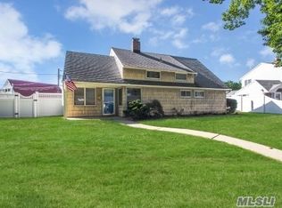 50 Ribbon Ln, Wantagh, NY 11793