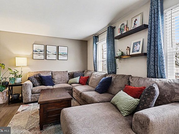 5th image of 33 Ingham Dr