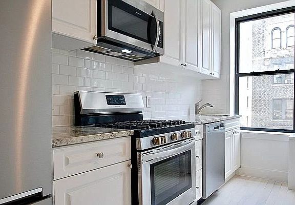 2nd image of 92 Pinehurst Ave APT 4D