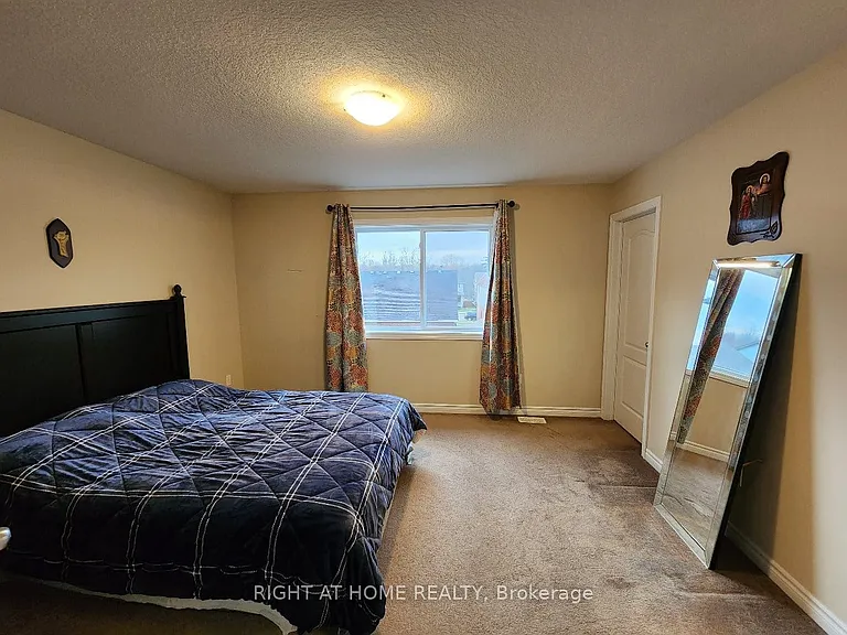 49 Curzon Cres — Photo 13