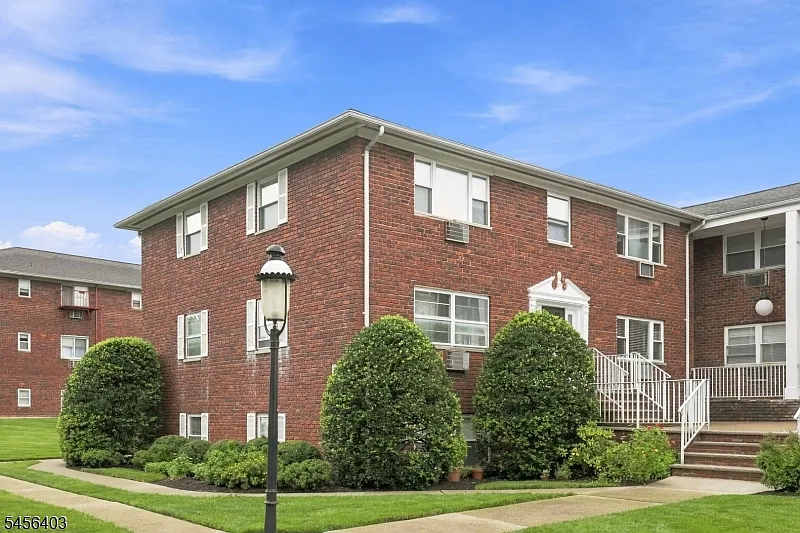 1 bed, 1.0 bath, $1,850 — Photo 2