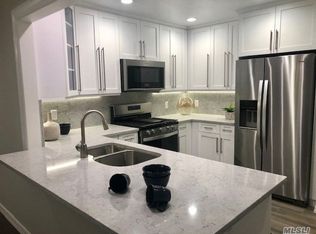 25 Westwood Dr APT 18, Westbury, NY 11590