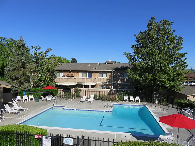 Country Club Apartments — Photo 20