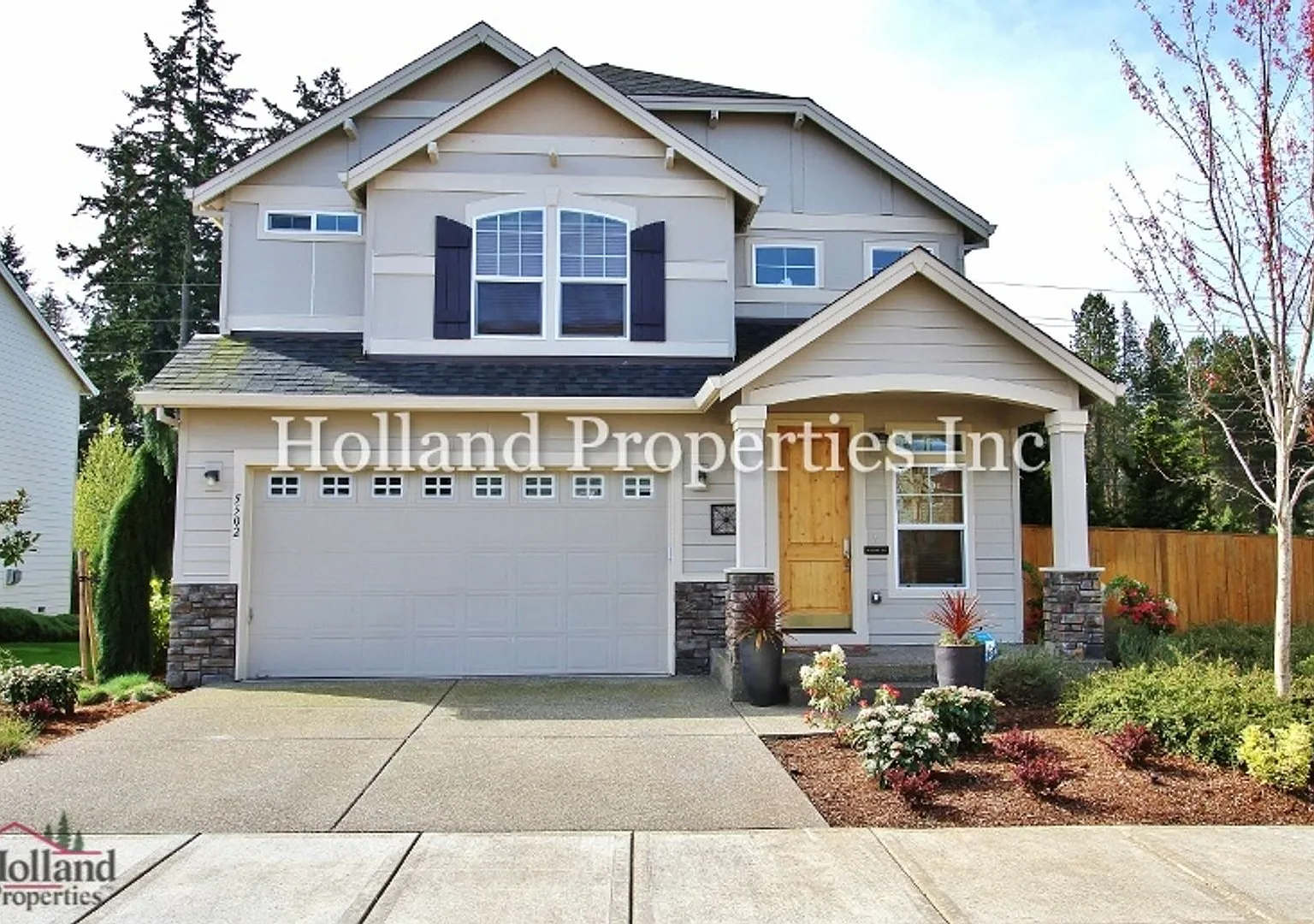 Spacious 4-Bedroom Hillsboro Home with New HVAC, Gas Fireplace & Prime Location — Photo 3