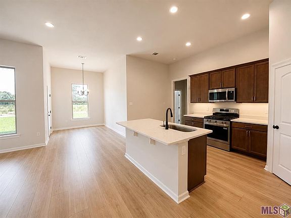 5th image of 39867 Axis Ave