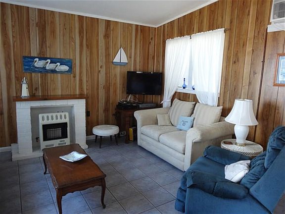5th image of 822 N Shore Dr