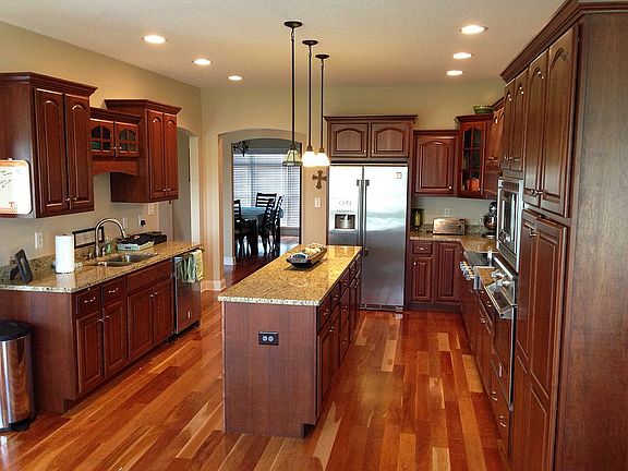 Nice big kitchen w/ granite 