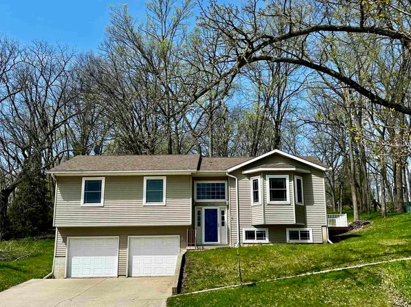 405 Oak St, Decorah, IA 52101