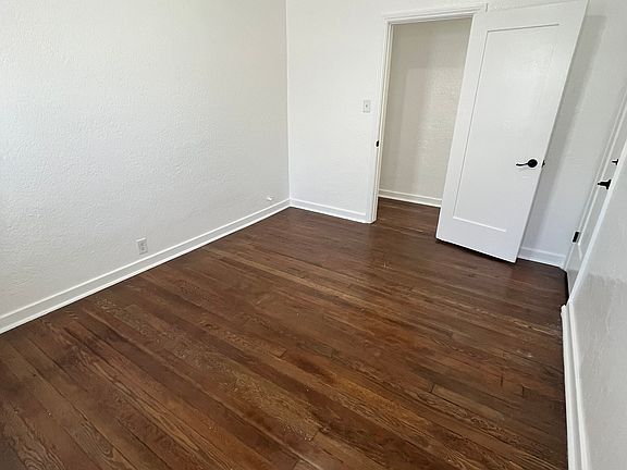 3rd image of 1121 N Kenmore Ave #102