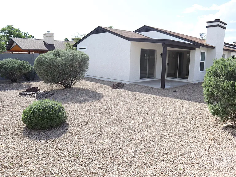 1449 E Kerry Ln — Photo 15