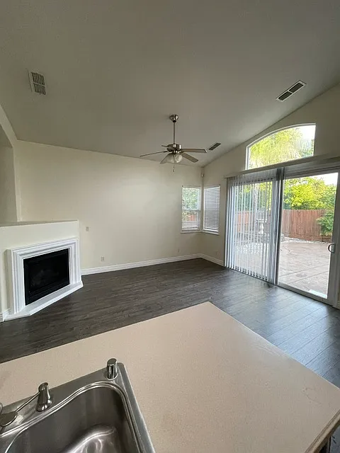4 bed, 1613 sqft, $2,990 — Photo 4