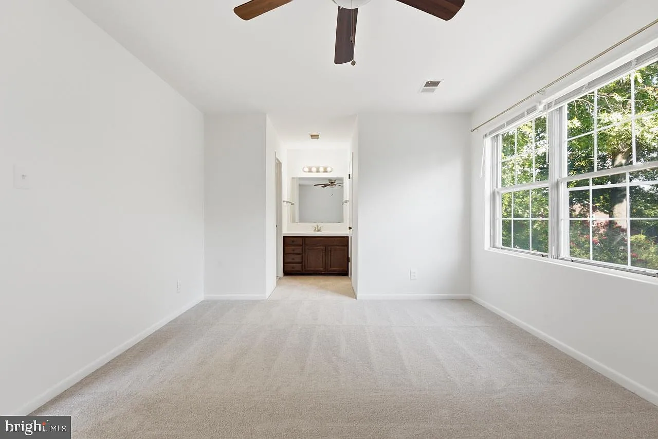 3 bed, 3.5 bath, 2244 sqft, $4,299 — Photo 3