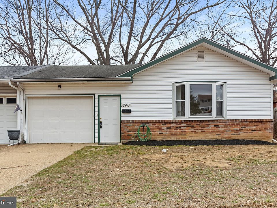 1st image of 746 W Birchtree Ln