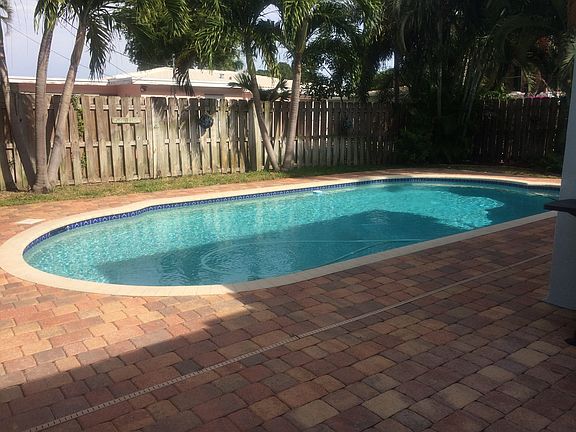 4th image of 817 SE 15th St