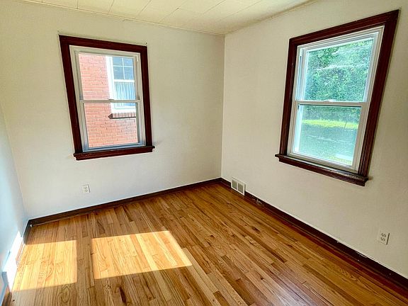 5th image of 394 Center St