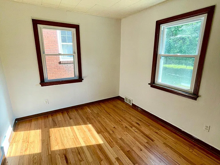394 Center St — Photo 5