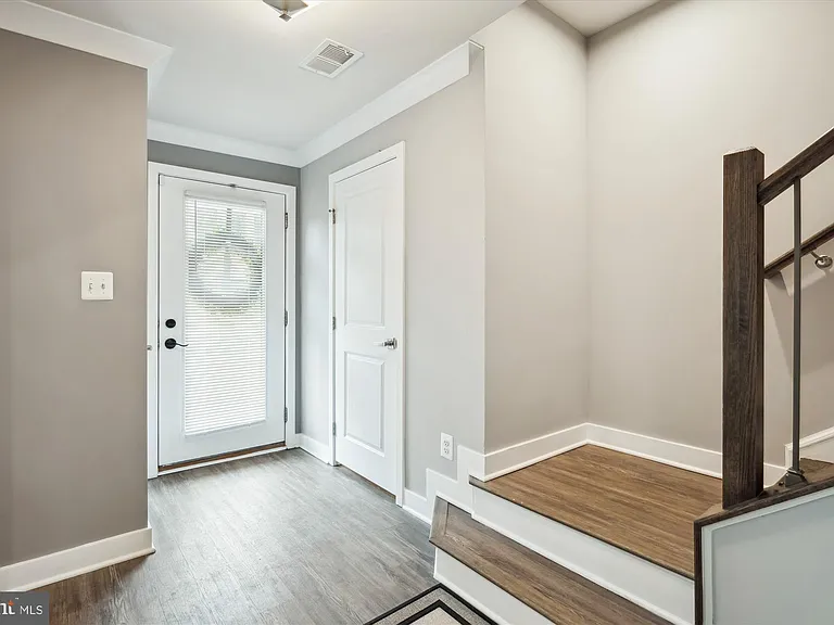 2824 Lewis Ave — Photo 2