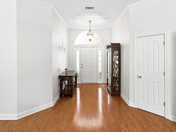 5th image of 1112 Red Bud Ave