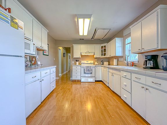 5th image of 56 Oyster Bay Dr