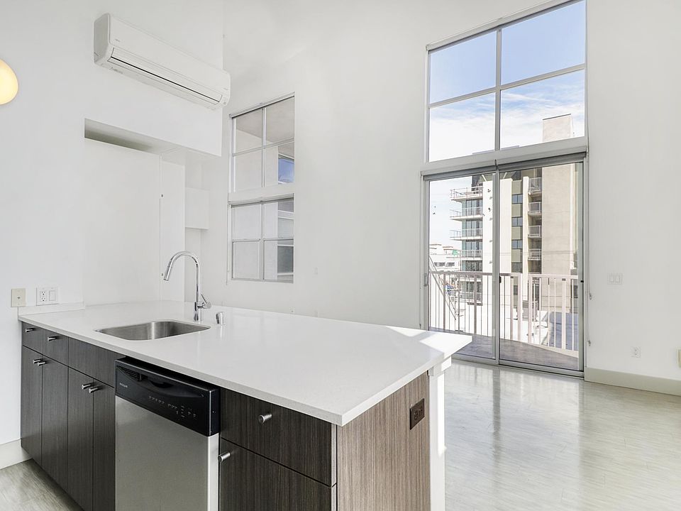 1st image of 3077 N Park Way #310