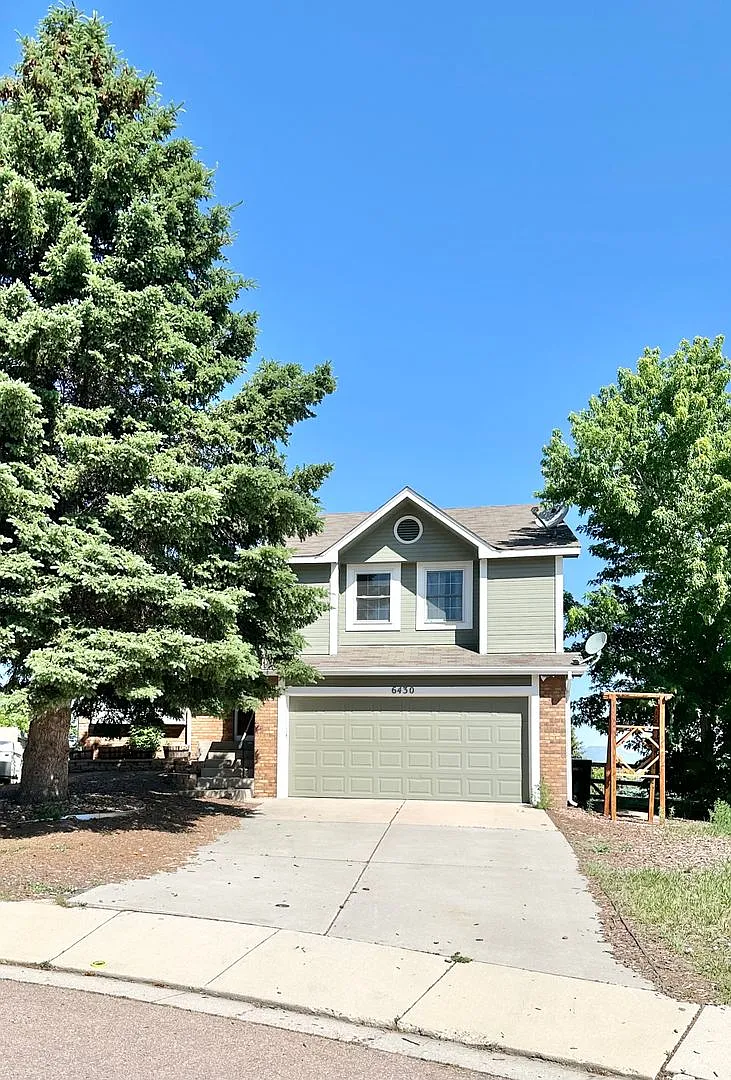 Move in ready home in 80918! — Photo 1