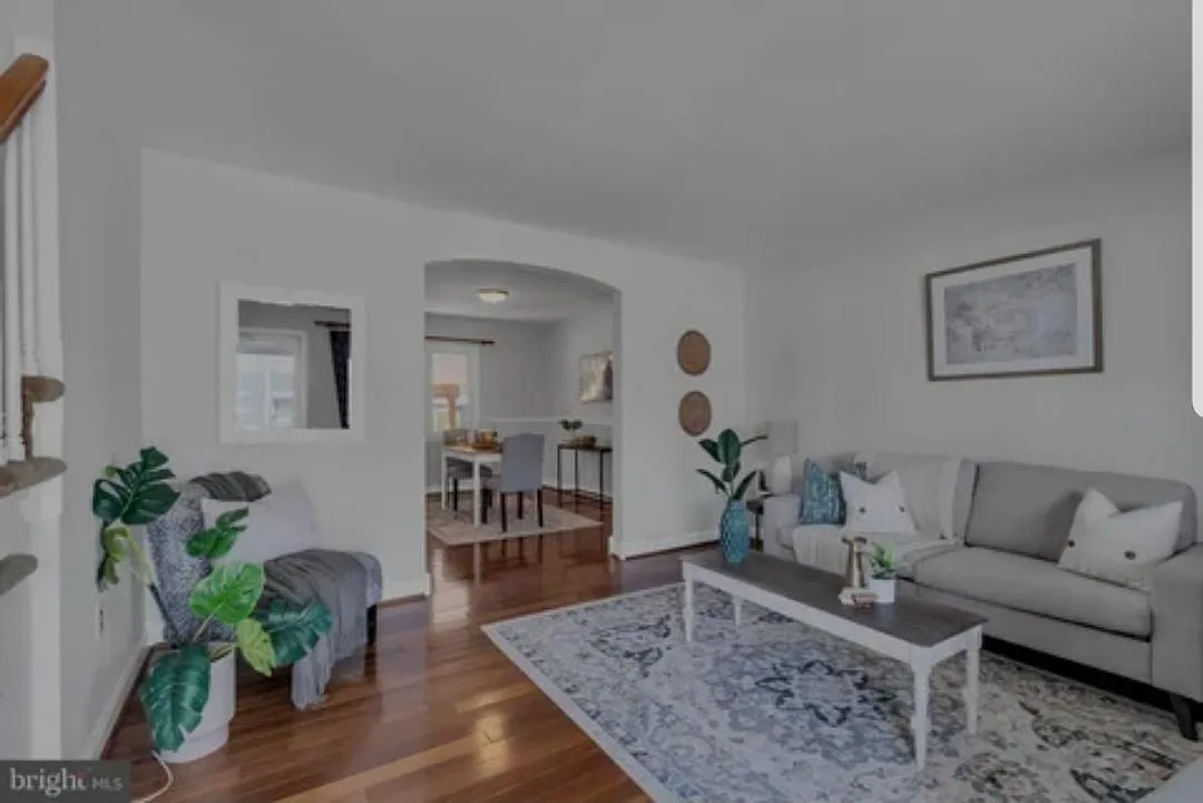 3 bed, 1320 sqft, $2,200 — Photo 2