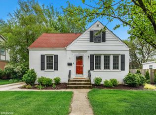 117 Hiawatha Dr, Clarendon Hills, IL