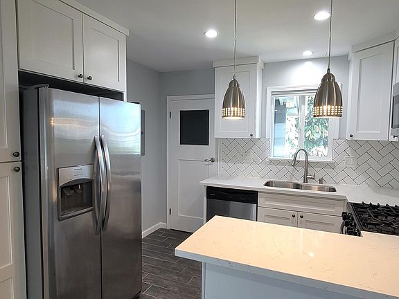 3rd image of 3843 1/2 Revere Ave