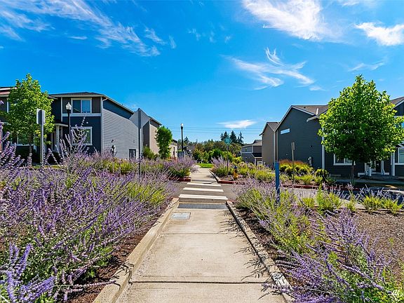 Beautifully landscaped community>