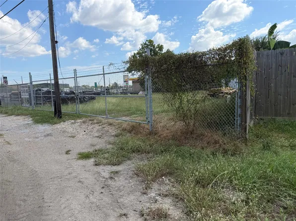 9802 Galveston Rd, Houston, TX 77034