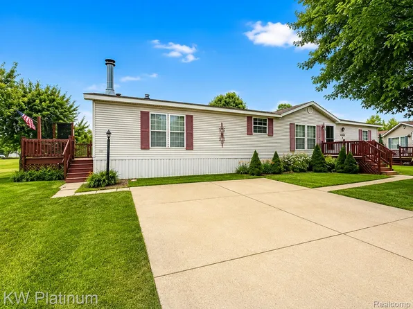 1225 Orchard Ln, Columbus, MI 48063