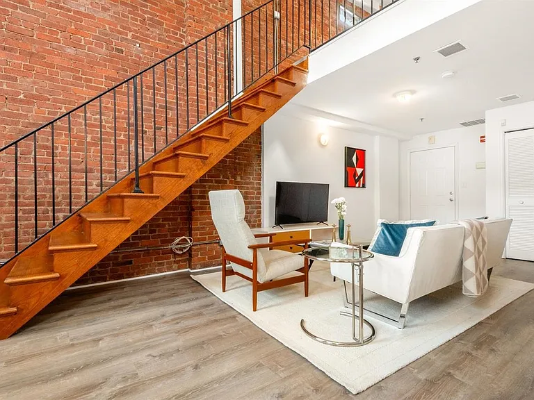 46 Irving St #2R — Photo 8