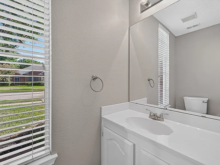 11613 Alexandria Dr — Photo 12