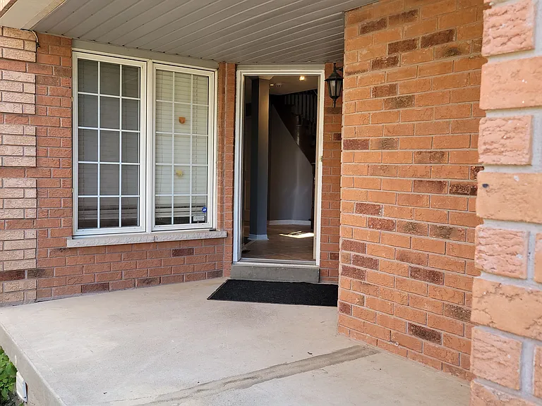 3784 Forest Bluff Cres — Photo 2