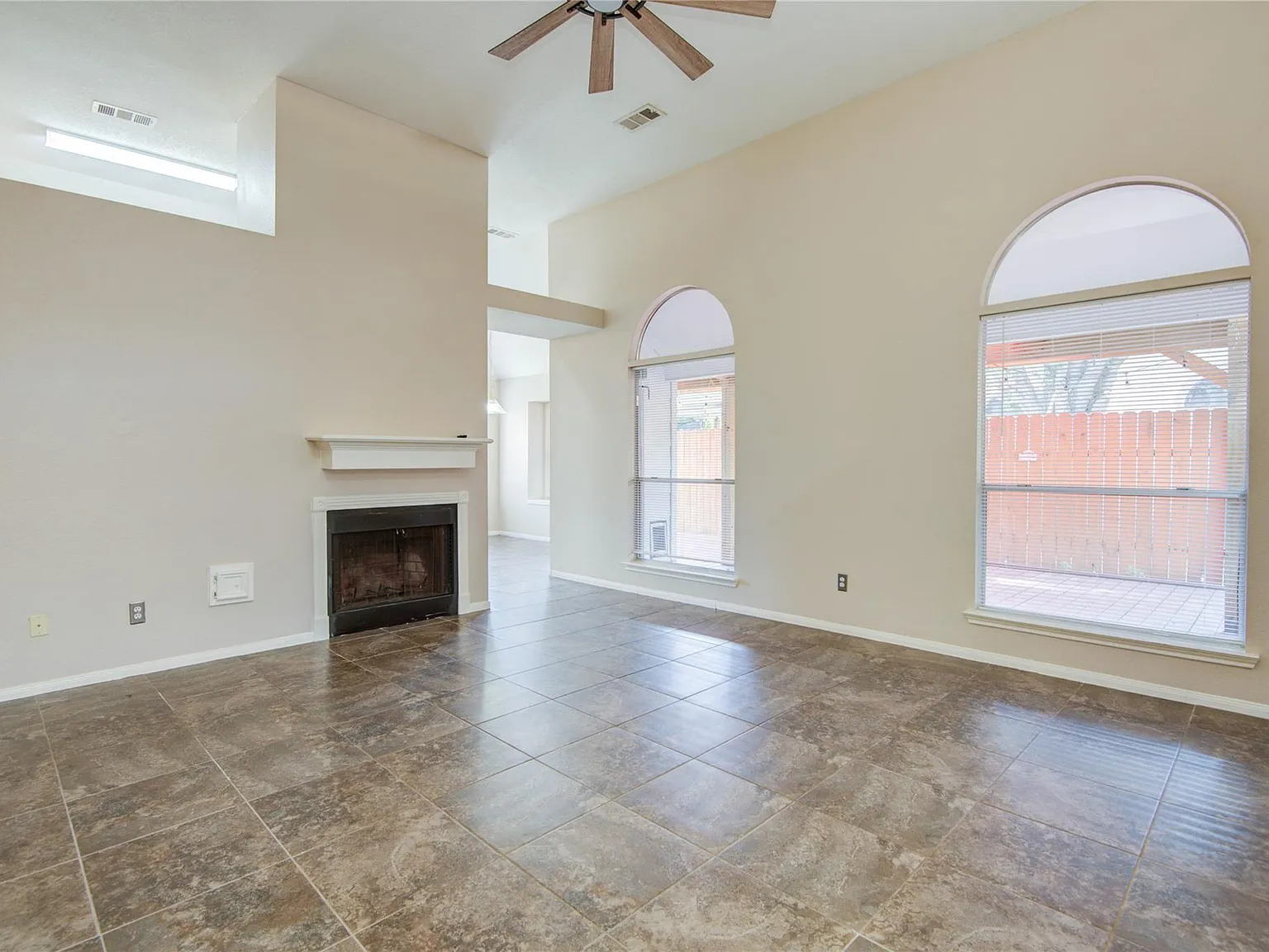 2 bed, 2.0 bath, 1439 sqft, $2,200 — Photo 3