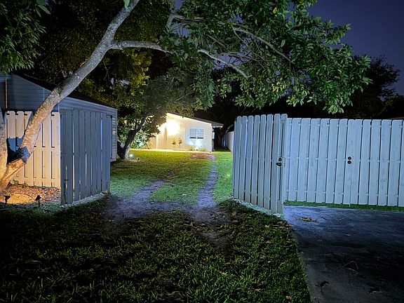 4th image of 7215 Sunset Dr #101