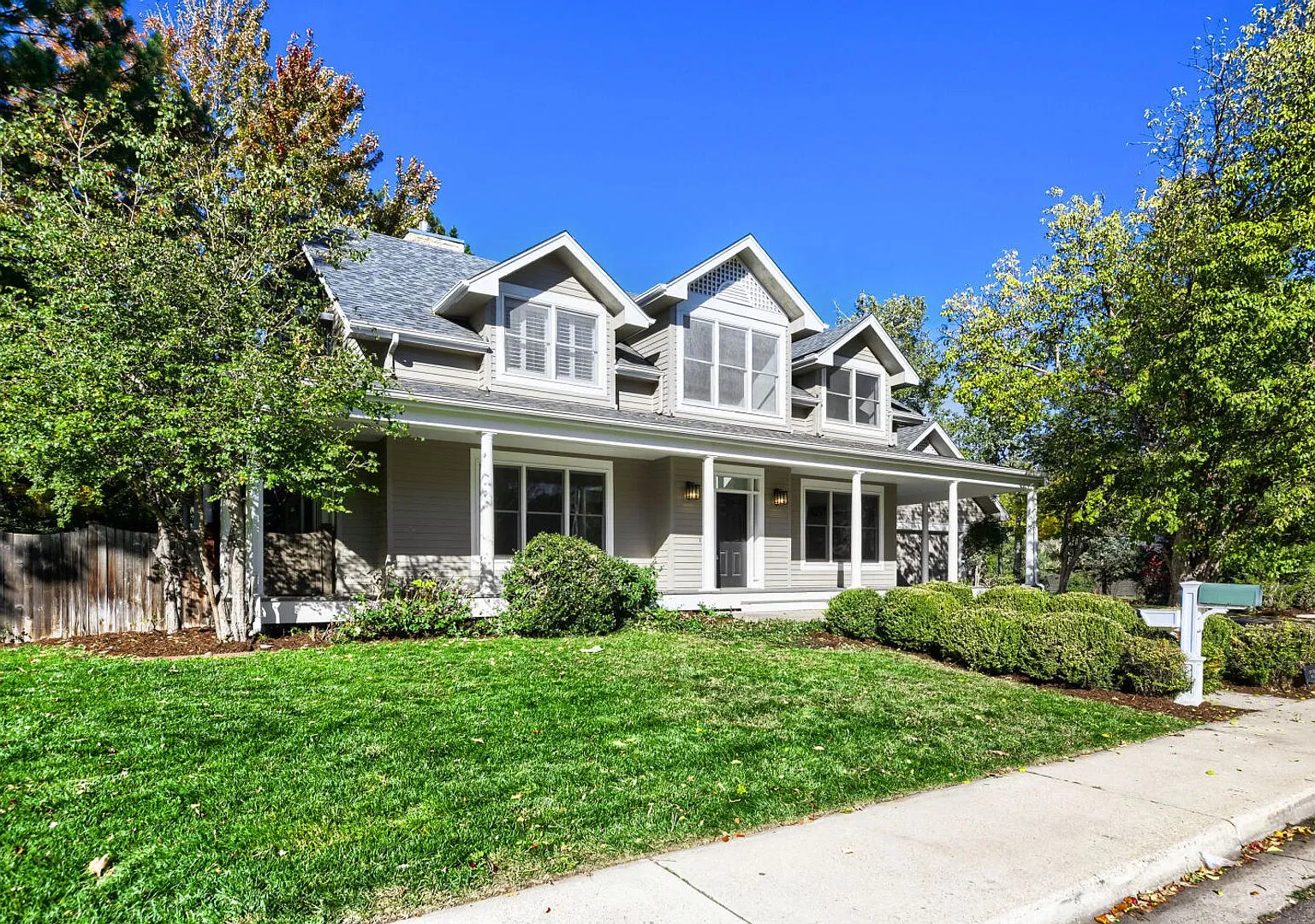 Luxury 5 Bedroom Home with Private Backyard, Professional Landscaping Included — Photo 2