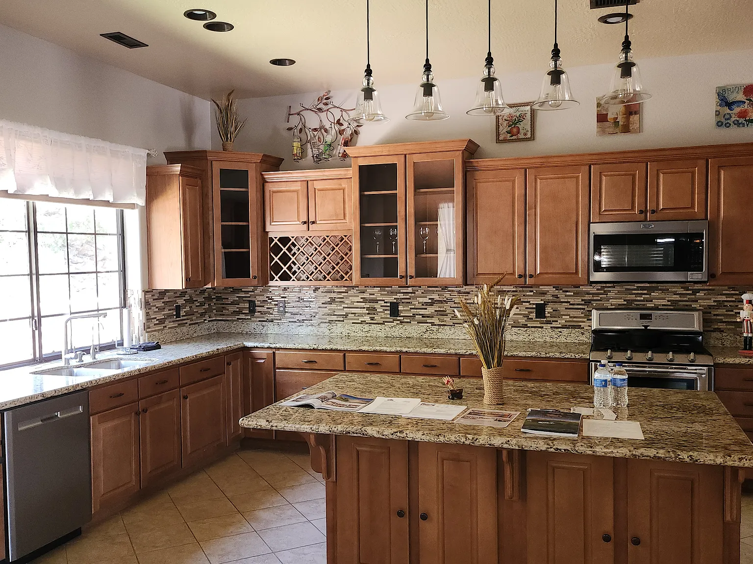 3 bed, 2150 sqft, $2,750 — Photo 2