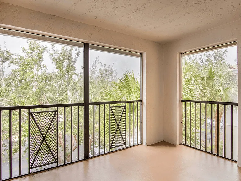 Coconut Palm Club Apartments — Photo 63