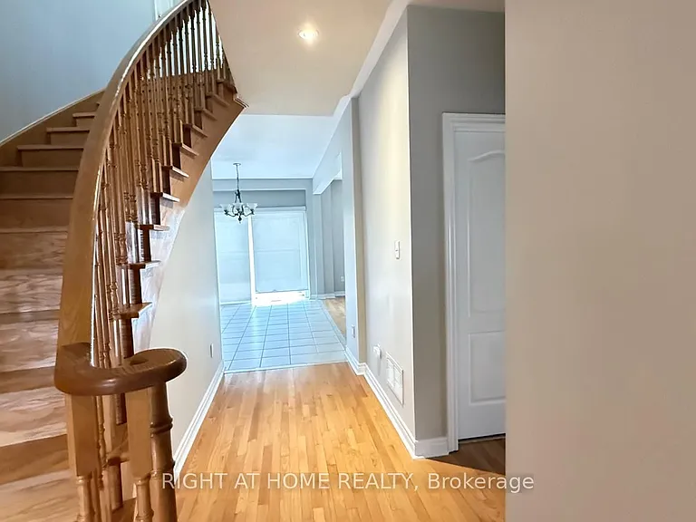 28 Laurentide Cres — Photo 5