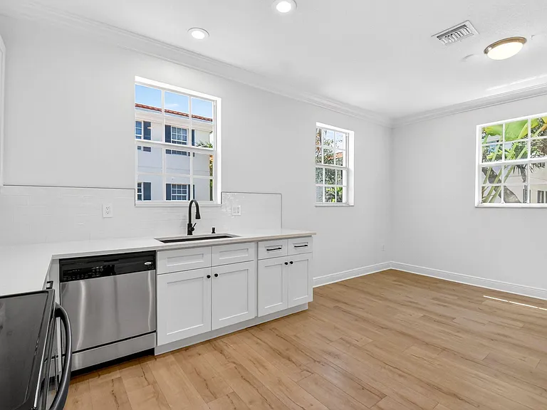 2502 N Dixie Hwy #32 — Photo 24