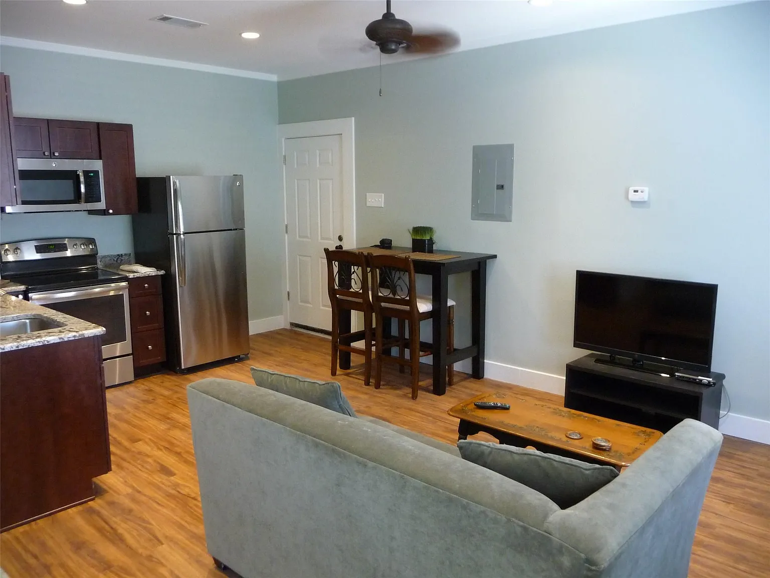 1 bed, 1.0 bath, 550 sqft, $1,499 — Photo 2