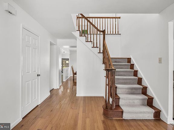 4th image of 25 Woodbury Dr