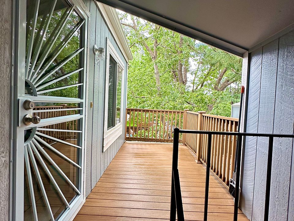 BALCONY/FRONT PORCH