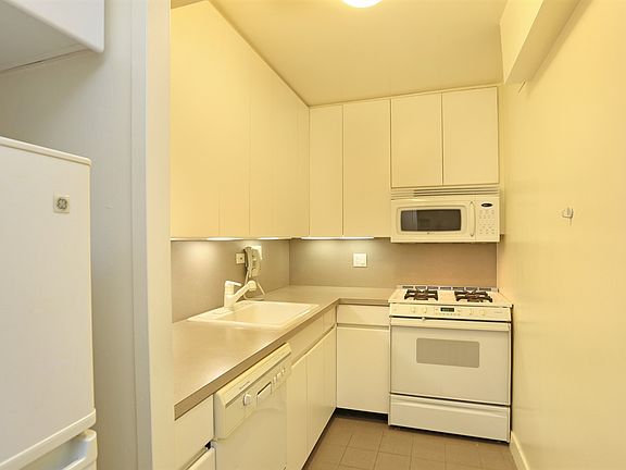 2nd image of 15 W 72nd St APT 2P