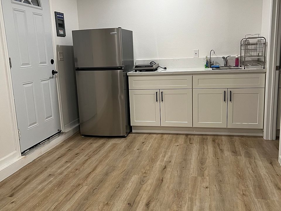 2nd image of 1610 S Broadmoor Ave